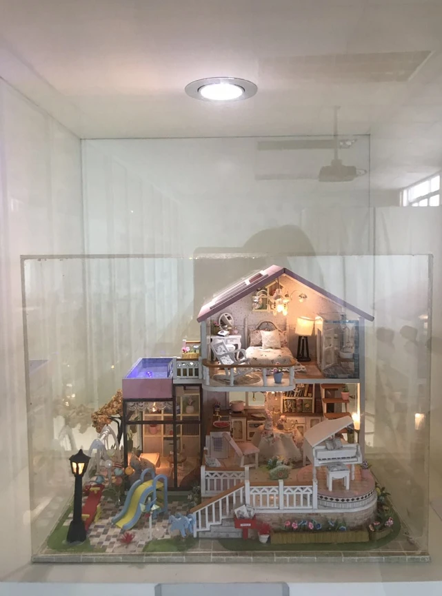 Clientul vizită showroom-ul nostru
